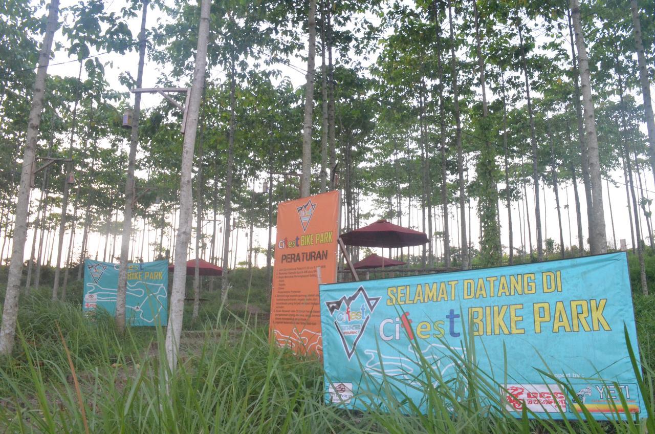 Ibis Budget Cikarang Festival Bekasi Exterior foto